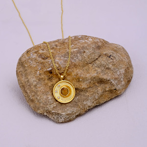 Collier pendentif El Joyero Citrine en laiton plaqué or avec chaîne à maillons, motif soleil éclatant, style minimaliste tendance pour anniversaire - Product Image 3