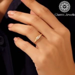 Bague de fiançailles unisexe classique Charm_Jewells en argent plaqué or 22 carats avec moissanite taille coussin, sertie à griffes, certifiée IGI, 3 grammes - Product Image 4
