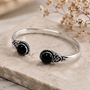 Bracelet décoratif unisexe classique en onyx noir Obsidian Grace, design en laiton plaqué argent/or, bijoux - Product Image 3