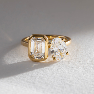 แหวนหมั้นหรูหรา EtherStar Jewels 3.0ctw ประดับเพชรทรงรีสีเขียวมรกตแบบฝังขอบ พร้อมเพชรแล็บโกรว์ทรงรี Toi Et Moi รับรองโดย IGI ทองคำ 18K สีเหลือง - Product Image 1