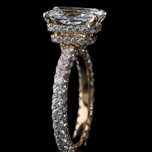 Anillo de compromiso de plata 925 chapado en oro de 18 quilates con moissanita de corte esmeralda para mujer, fabricante de joyería personalizada. - Product Image 4