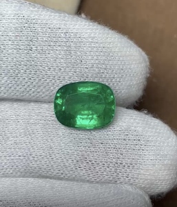 มรกตธรรมชาติจากแซมเบีย 4.80 กะรัต ทรงคุชชั่นคัท |   สีเขียวสดใส ได้รับการรับรองสำหรับเครื่องประดับชั้นดี - Product Image 1