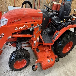 Tracteur à roues Kubota LX2620 4WD avec moteur de 42 CV, haute productivité et faible bruit - Tracteur utilitaire compact pour les professionnels - Product Image 4
