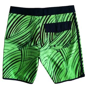 Shorts de course confortables pour hommes de haute qualité fabriqués au Pakistan couleur unie avec décoration de motif de style fitness décontracté - Product Image 2