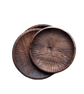 Ensemble de deux plateaux de service ronds en bois de noyer sculpté, plateaux décoratifs texturés en bois rustique, assiettes à dessert - Product Image 1