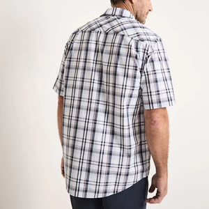 เสื้อเชิ้ตทำงานผู้ชาย ทรงหลวม แขนสั้น ผ้าฝ้าย 100% เนื้อผ้าบางเบาสำหรับฤดูร้อน มีจีบหลังสองจีบ กระเป๋าหน้าอกสองช่อง ชายเสื้อโค้ง ลายตาราง - Product Image 4