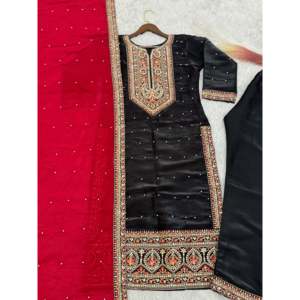 Ensemble haut-bas et dupatta en satin fantaisie avec broderie et travail de sequins Dori - Product Image 4