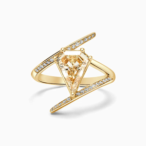 Bague unisexe Krishnavii KR 220 en or jaune 18 carats, forme cerf-volant, diamant jaune fantaisie, design torsadé, luxe, certifiée IGI - Product Image 1