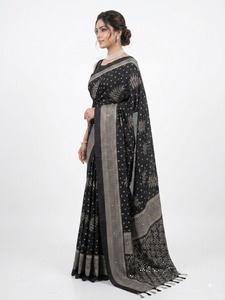 Sari de crepé negro con estampado digital, bordes grises y motivos de hojas, ropa tradicional de boda para mujer, largo hasta el suelo, corte regular, listo para usar. - Product Image 2