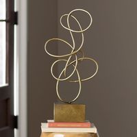 Objets décoratifs en métal minimalistes et élégants, sculptures accentuant les arrangements de meubles et de décoration modernes