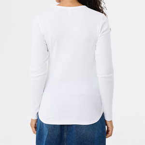 T-shirt blanc à manches courtes pour femme, col rond, boutons sur le devant, logo, design minimaliste, coupe classique, coton biologique, non tissé, respectueux de l'environnement - Product Image 3