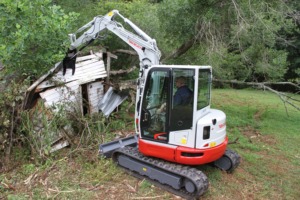 Mini-excavatrice Takeuchi TB257FR robuste, conçue pour les travaux de construction difficiles, avec une hydraulique puissante et un contrôle fluide. - Product Image 5