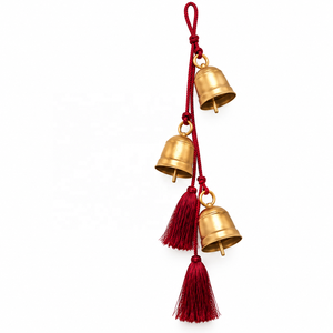 Campana Dorada Crimson Royale Colgante con Borlas Rojas Intensas y Triple Campana de Latón para un Estilo Festivo Navideño - Product Image 1
