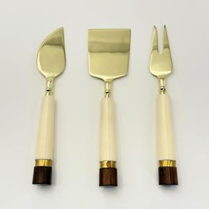 Ensemble de couteaux à fromage plaqués or, faits main, de qualité supérieure, avec manches en résine blanche, élégant, 3 pièces, en acier inoxydable, pour plateau de charcuterie - Product Image 1