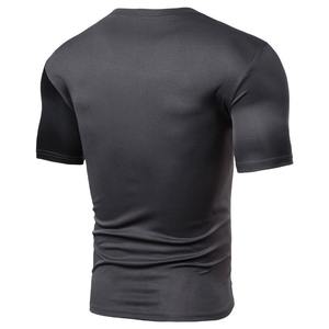 Camiseta de manga corta para hombre, camiseta con cuello redondo empalmado, camiseta de verano, top estilo streetwear. - Product Image 3