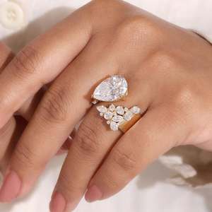 Bague de fiançailles et de mariage tendance pour femme, plaquée or 18 carats, avec moissanite taille poire et motif floral en grappe, sertie à griffes - Product Image 3