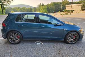 Volkswagen GTI <span class=keywords><strong>SE</strong></span> <span class=keywords><strong>2018</strong></span> d'occasion en bon état, sans réserve, 1 propriétaire, boîte manuelle 6 vitesses, vert métallisé Great Falls, peu modifiée - Product Image 4