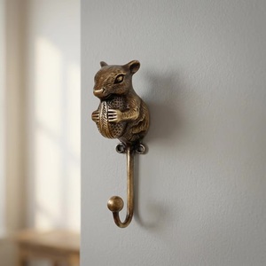Patère murale en laiton antique motif écureuil, décoration rustique, porte-manteau en métal, design animal de dessin animé, crochet simple - Product Image 5