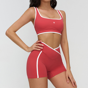 Conjunto de yoga de 2 piezas para mujer, personalizado, con logo frontal, sujetador deportivo con tirantes ajustables, shorts con efecto fruncido, transpirable, de secado rápido, ropa deportiva. - Product Image 4