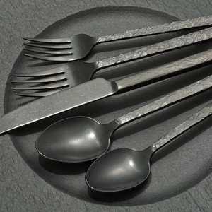 Ensemble de couverts noirs 5 pièces, style rétro, manches moulés à la main, designs durables, ensembles de couverts en métal pour restaurants, style moderne - Product Image 6