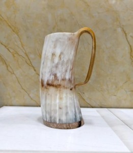 Mug en corne d'Afrique naturelle de haute qualité avec base en bois et poignée pour les boissons de fête - Product Image 3