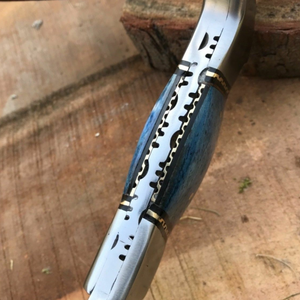 Couteau de chasse artisanal en acier D2 avec manche en os de chameau teinté bleu, lame fixe polie, étui en cuir marron - Product Image 4