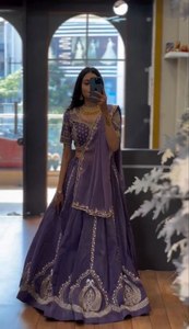 ชุดเลเฮนกาโชลีพร้อมผ้าคลุมไหล่ ผ้าไหมชิโนน ปักดิ้นลายด้วยด้ายไหม งานปักลายวินเทจ สำหรับงานปาร์ตี้ ความยาวระดับพื้น - Product Image 4