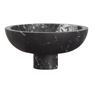 Cuenco de mármol decorativo de bajo perfil con borde festoneado y pétalos de flor blancos tallados, ideal para bodas y fiestas. - Product Image 5