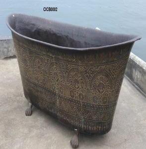 Baignoire en laiton doré martelé avec poignées latérales et élégantes pattes de lion, disponible à prix de gros. - Product Image 4