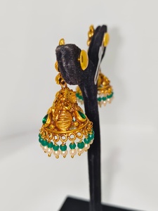 Pendientes Clásicos Antiguos de Oro Sólido de 22k Hechos a Mano con Esmeraldas Verdes y Perlas Naturales para Bodas - Product Image 2