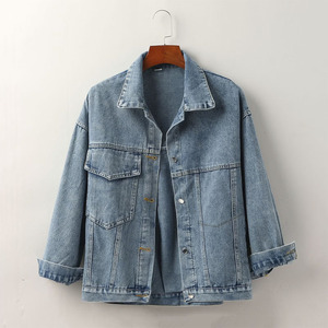 Veste en jean tendance pour femme, couleur gris, poche poitrine, col rabattu, fermeture boutonnée à pression, veste en denim pour femme - Product Image 2