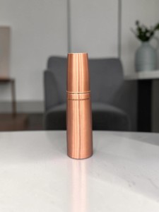 Bouteille d'eau élégante en cuivre uni avec gobelet, provenant des exportations internationales indiennes. (Cuivre pur certifié) - Product Image 1