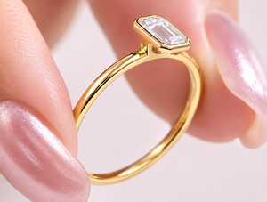 Bague de fiançailles solitaire en diamant de laboratoire de 1 carat, taille émeraude, certifiée IGI, en or massif 14 carats, sertie clos - Product Image 2