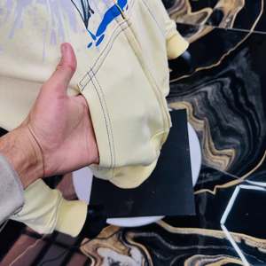 Sudadera con capucha de felpa francesa con cuello sin rematar, efecto desgastado por el sol, estampado DTG, bolsillo rasgado, costuras invertidas y corte crop - Product Image 5