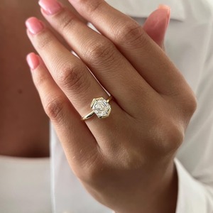 Bague de fiançailles en or jaune 14k/18k avec diamant hexagonal cultivé en laboratoire, demi-sertissage, certifiée IGI, design Art Déco tendance - Product Image 5