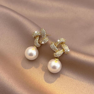 Boucles d'oreilles pendantes minimalistes en argent plaqué luxe avec perles et moissanite taille brillant, design géométrique, pour bijoux de fête unisexe - Product Image 1