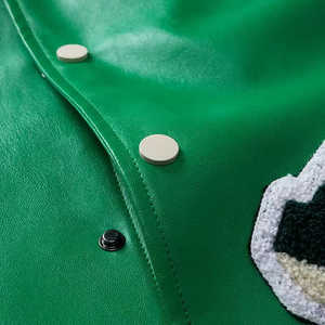 Veste de sport en PU verte pour homme, style preppy, avec patchs brodés, veste de sport en cuir de haute qualité, fabricant OEM - Product Image 4