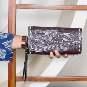 Cartera de mano para mujer con diseño floral de hojas en cuero genuino, hecha a mano, lista para enviar en 2026, tarjetero y monedero multiusos. - Product Image 3