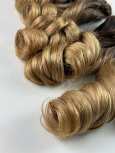 Extensions de cheveux humains vietnamiens bouclés et rebondissants, couleur ombrée blonde et naturelle, 28 pouces, trame de cheveux douce et volumineuse - Product Image 1