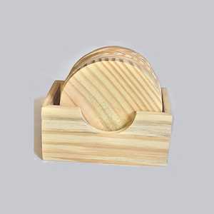 Ensemble de sous-verres en bois brun durables de style européen faits à la main avec boîte cadeau personnalisée pour la maison et les restaurants par Arif Handicrafts. - Product Image 5
