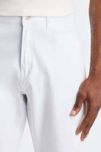 กางเกงยีนส์ผู้ชายสีขาวแฟชั่นใหม่ปี 2026 สไตล์ไฮสตรีทสุดฮิต ทรงหลวมแบบแบ็กกี้ มีกระเป๋าข้าง กางเกงเดนิมลำลองสำหรับผู้ชาย - Product Image 3