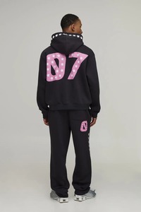 Conjunto Deportivo con Capucha para Hombre, Color Negro con Estampado de Grafiti Rosa, Sudadera y Pantalones Largos, Ropa Urbana para Otoño - Product Image 3