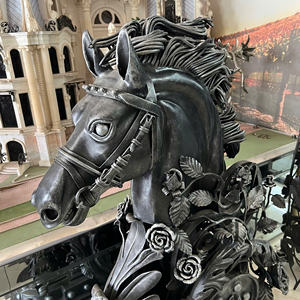 Postes de Hierro Forjado para Caballos, Lujosos, 100% Forjados a Mano, Columnas Decorativas para Entrada, Resistentes a la Intemperie, Diseño Personalizado - Product Image 1