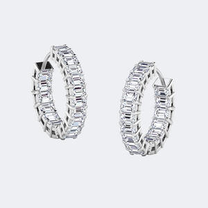 Boucles d'oreilles créoles huggie articulées en or 14K avec diamant de laboratoire taille émeraude 3.60CTW, sertissage en canal, VVS VS DEF, grand taille émeraude, bijoux - Product Image 3