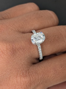 Bague de fiançailles classique en or blanc 14 carats massif avec moissanite ovale de 2 carats, sertie pavé, tendance, cadeau de mariage pour femme - Product Image 2