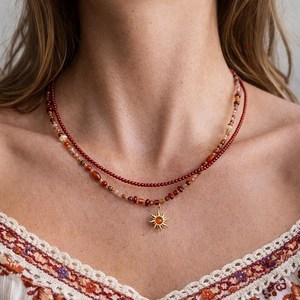 Collar de cuentas de ágata roja con colgante de sol dorado, gargantilla bohemia, joyería delicada, collar minimalista en capas - Product Image 6