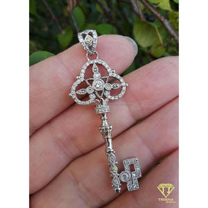 Collier de luxe en forme de clé squelette avec pierres pavées effet diamant et finition en argent sterling 925 - Product Image 2