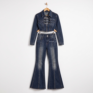 Ensemble en jean bleu foncé pour femme : veste courte à découpes et fermeture éclair, jean évasé avec surpiqûres contrastantes – Fabricant de vêtements en gros OEM/ODM - Product Image 5