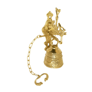 Cloche de temple suspendue en laiton, richement détaillée, avec des figures de divinités en relief sur la partie inférieure, accrochée à un maillon de chaîne. - Product Image 4