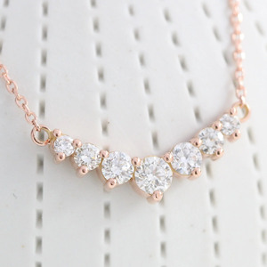 Collar de barra con diamantes cultivados en laboratorio de oro rosa graduado - Product Image 4